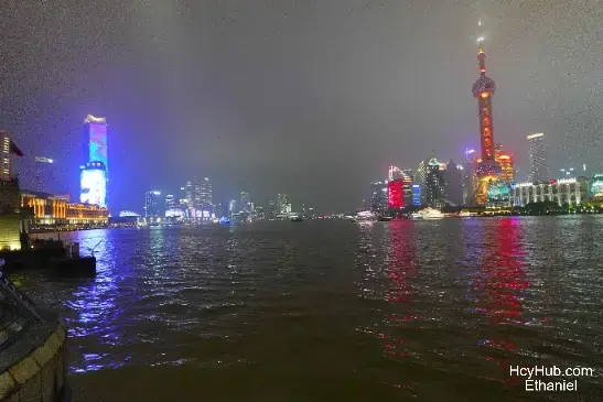 上海 - 黄浦江上的东方明珠塔