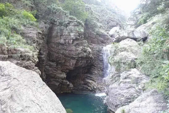 庐山 - 峡谷间的瀑布与岩层水潭